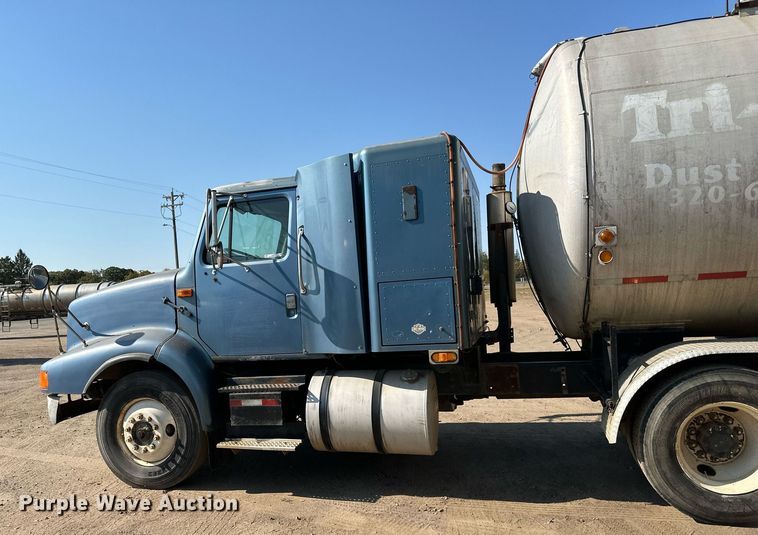image for item LR9521 1993 International  8200 tank truck