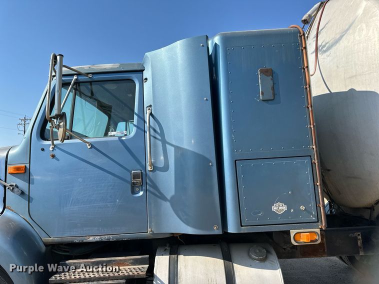 image for item LR9521 1993 International  8200 tank truck