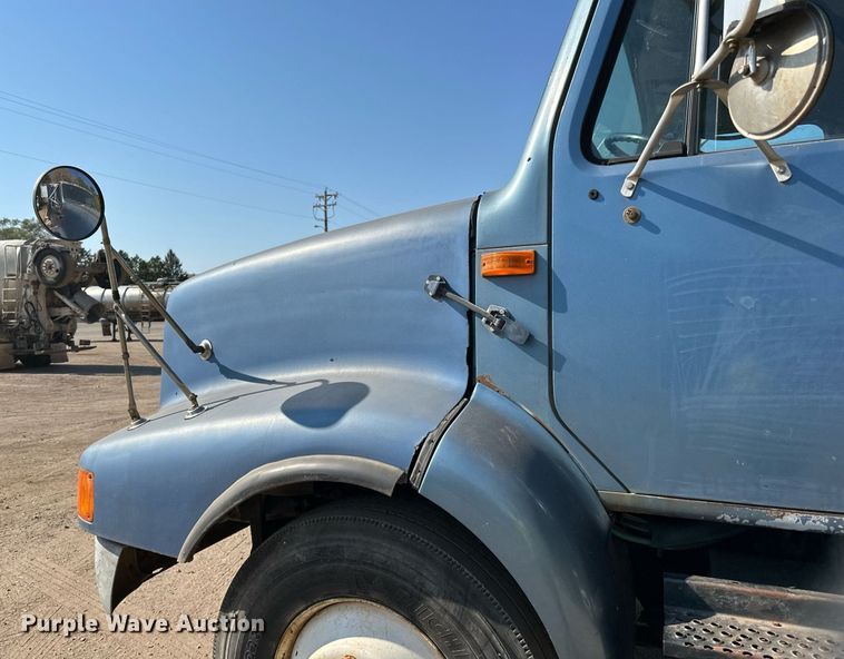 image for item LR9521 1993 International  8200 tank truck