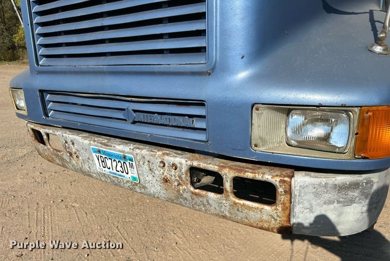 image for item LR9521 1993 International  8200 tank truck