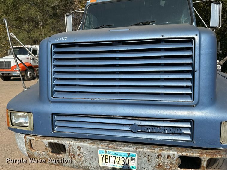 image for item LR9521 1993 International  8200 tank truck