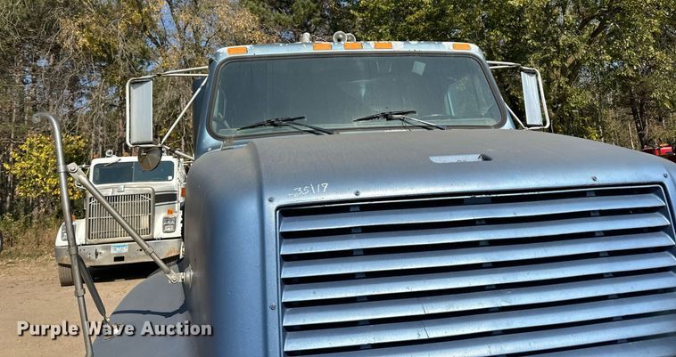 image for item LR9521 1993 International  8200 tank truck