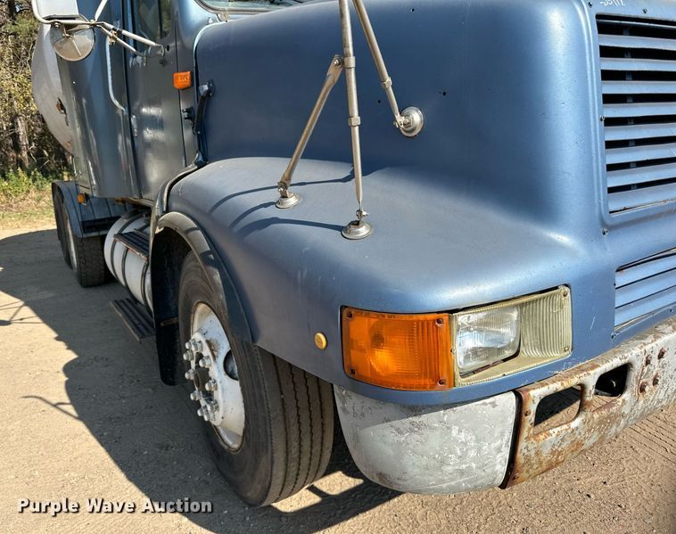 image for item LR9521 1993 International  8200 tank truck