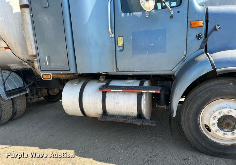 image for item LR9521 1993 International  8200 tank truck