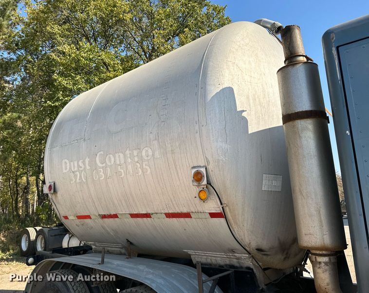 image for item LR9521 1993 International  8200 tank truck