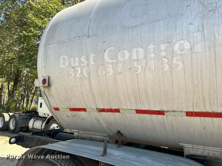 image for item LR9521 1993 International  8200 tank truck