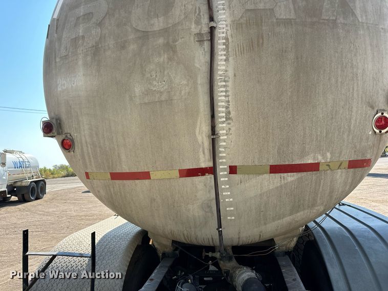 image for item LR9521 1993 International  8200 tank truck