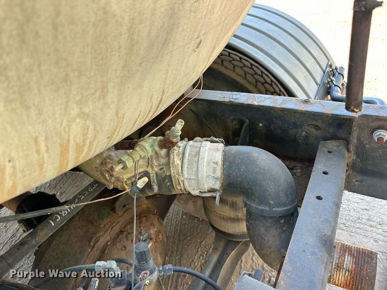 image for item LR9521 1993 International  8200 tank truck