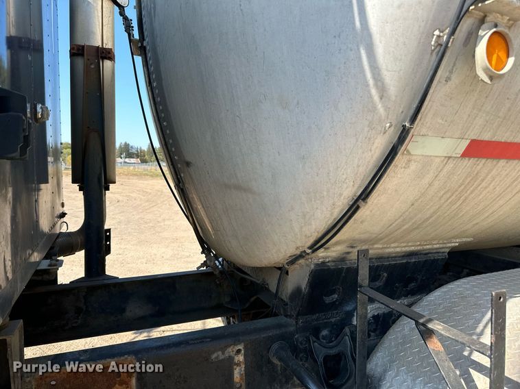 image for item LR9521 1993 International  8200 tank truck