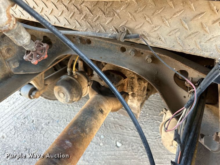 image for item LR9521 1993 International  8200 tank truck