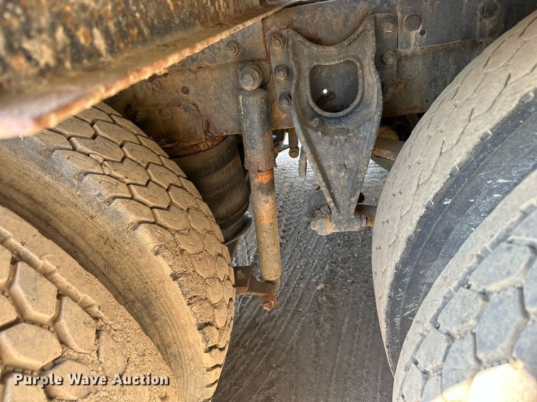 image for item LR9521 1993 International  8200 tank truck