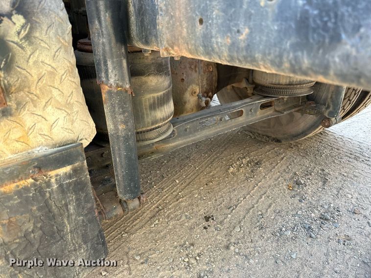 image for item LR9521 1993 International  8200 tank truck