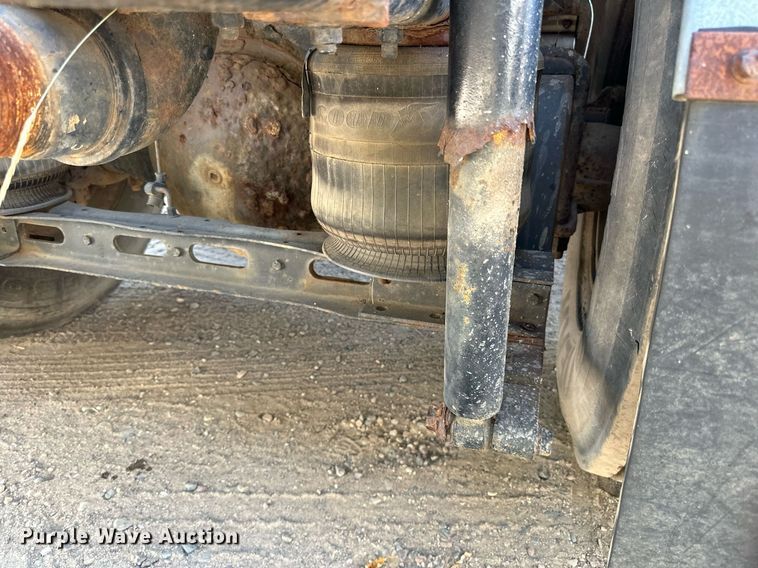 image for item LR9521 1993 International  8200 tank truck