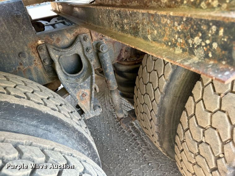 image for item LR9521 1993 International  8200 tank truck