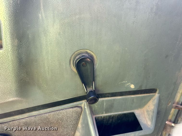 image for item LR9521 1993 International  8200 tank truck