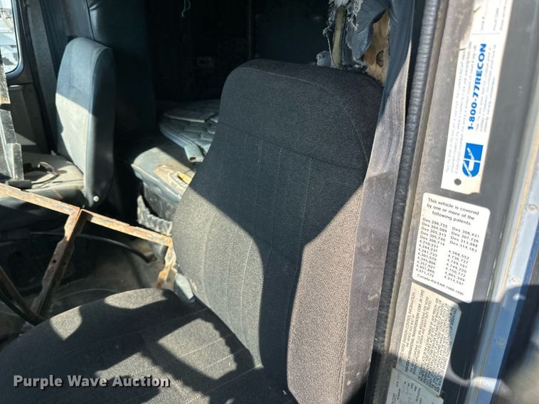 image for item LR9521 1993 International  8200 tank truck