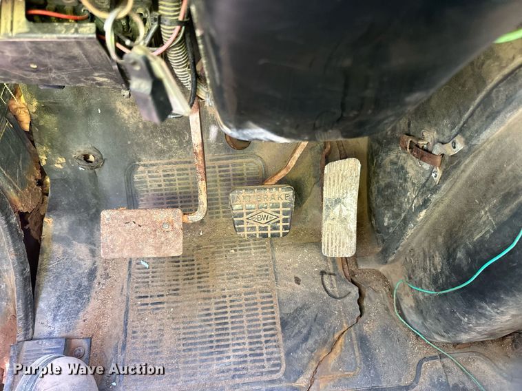 image for item LR9521 1993 International  8200 tank truck