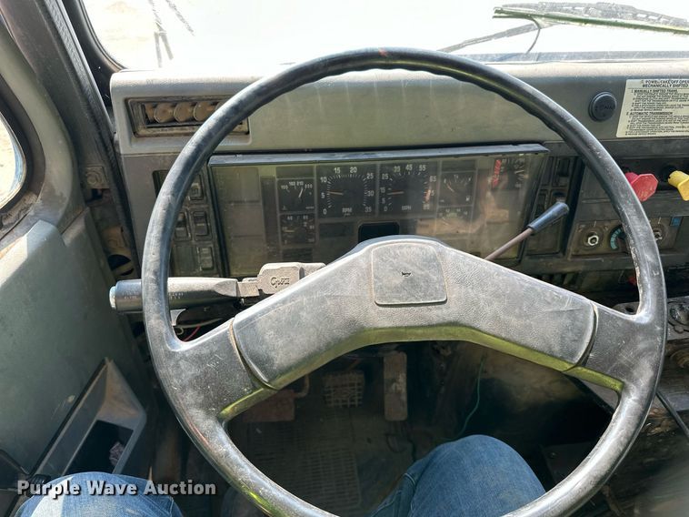 image for item LR9521 1993 International  8200 tank truck