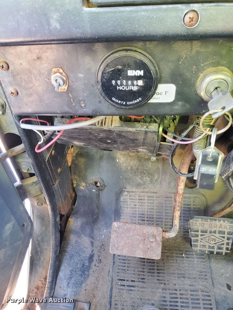 image for item LR9521 1993 International  8200 tank truck