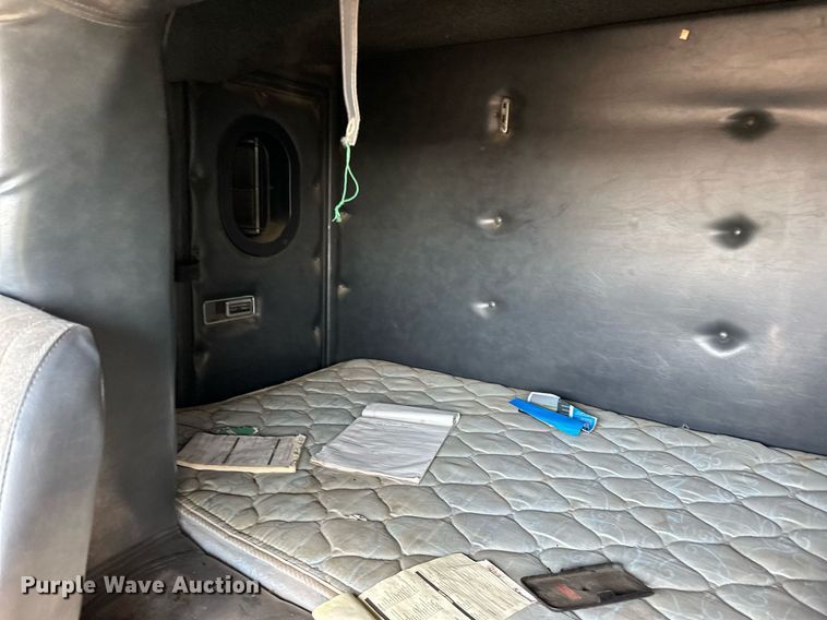 image for item LR9521 1993 International  8200 tank truck