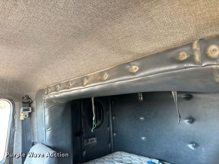 image for item LR9521 1993 International  8200 tank truck