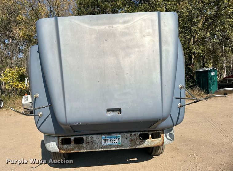 image for item LR9521 1993 International  8200 tank truck