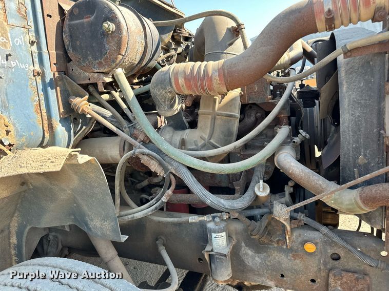 image for item LR9521 1993 International  8200 tank truck