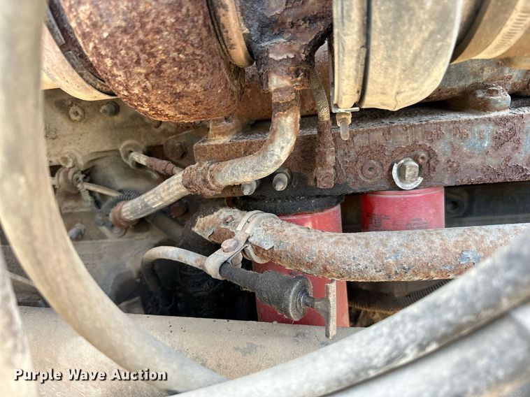 image for item LR9521 1993 International  8200 tank truck