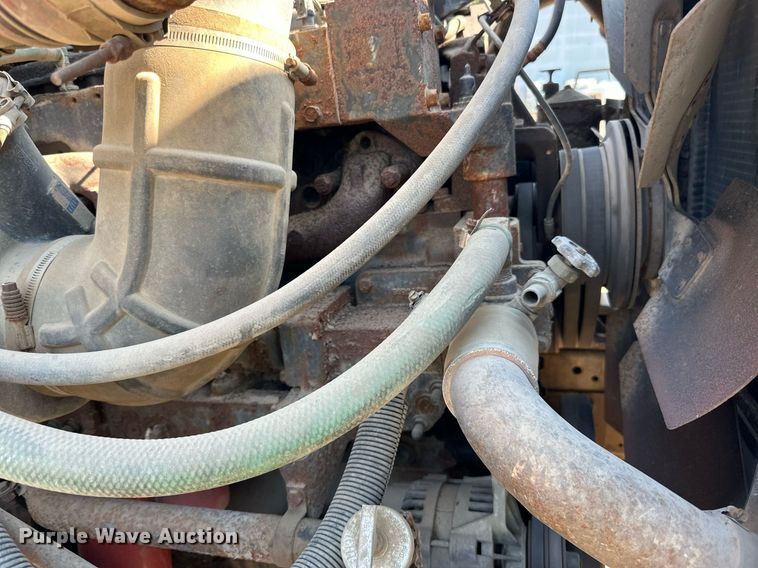 image for item LR9521 1993 International  8200 tank truck