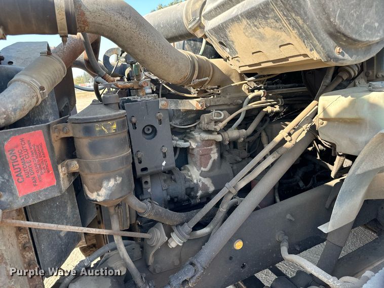 image for item LR9521 1993 International  8200 tank truck