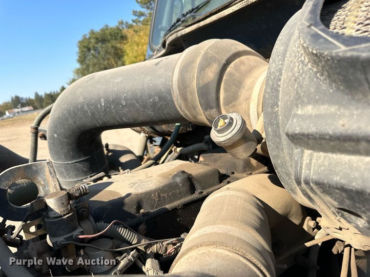 image for item LR9521 1993 International  8200 tank truck