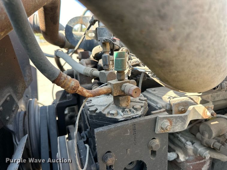 image for item LR9521 1993 International  8200 tank truck