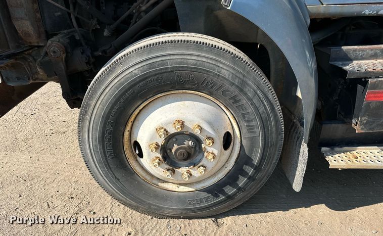 image for item LR9521 1993 International  8200 tank truck