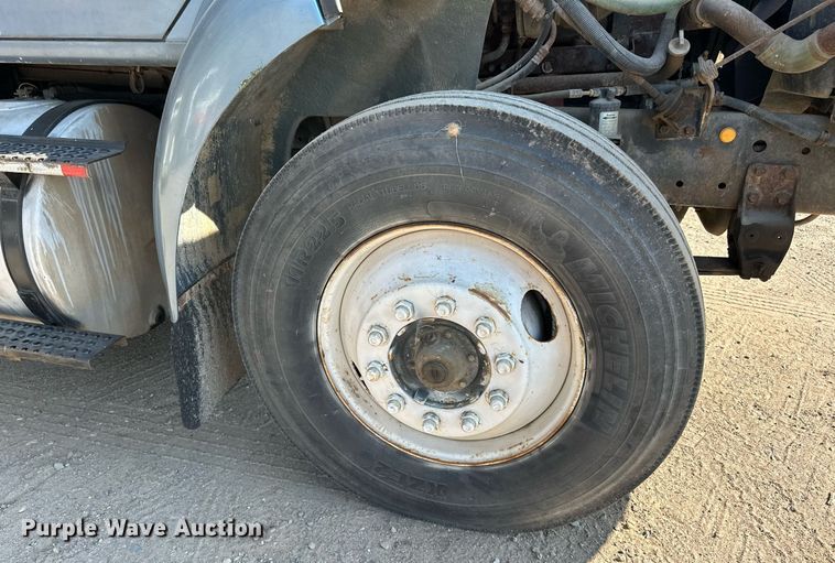 image for item LR9521 1993 International  8200 tank truck