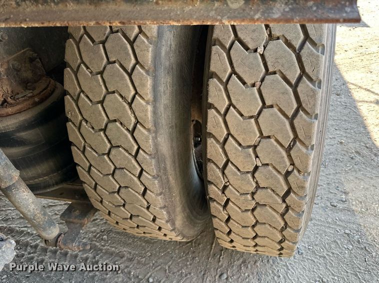 image for item LR9521 1993 International  8200 tank truck