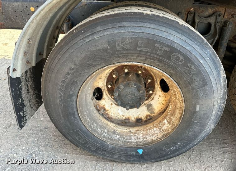 image for item LR9521 1993 International  8200 tank truck