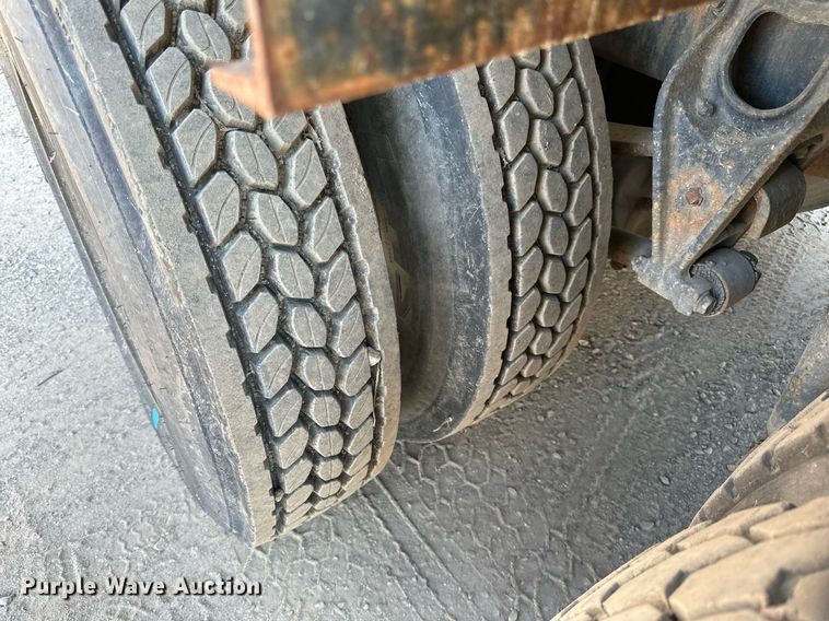 image for item LR9521 1993 International  8200 tank truck