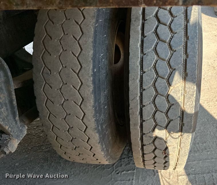 image for item LR9521 1993 International  8200 tank truck