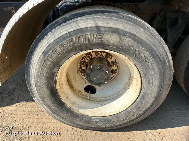 image for item LR9521 1993 International  8200 tank truck