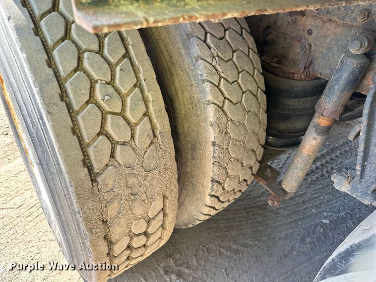 image for item LR9521 1993 International  8200 tank truck