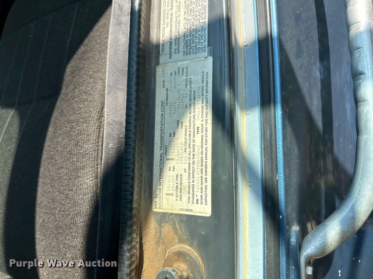 image for item LR9521 1993 International  8200 tank truck