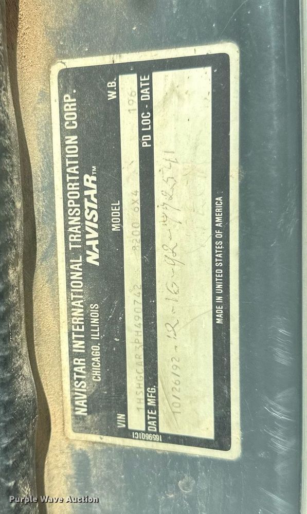 image for item LR9521 1993 International  8200 tank truck