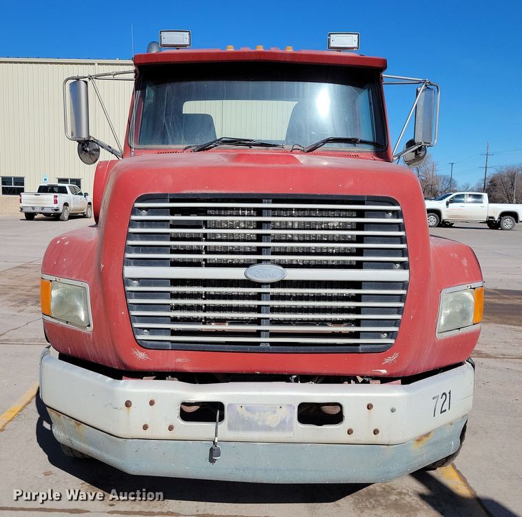 image for item NB9852 1997 Ford L9000 semi truck