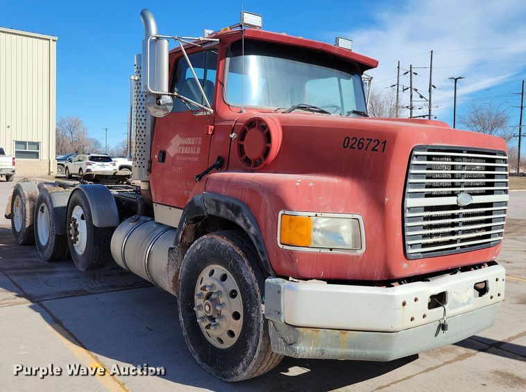 image for item NB9852 1997 Ford L9000 semi truck