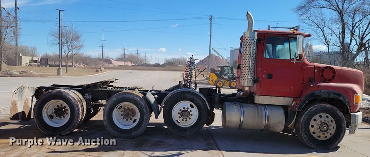 image for item NB9852 1997 Ford L9000 semi truck