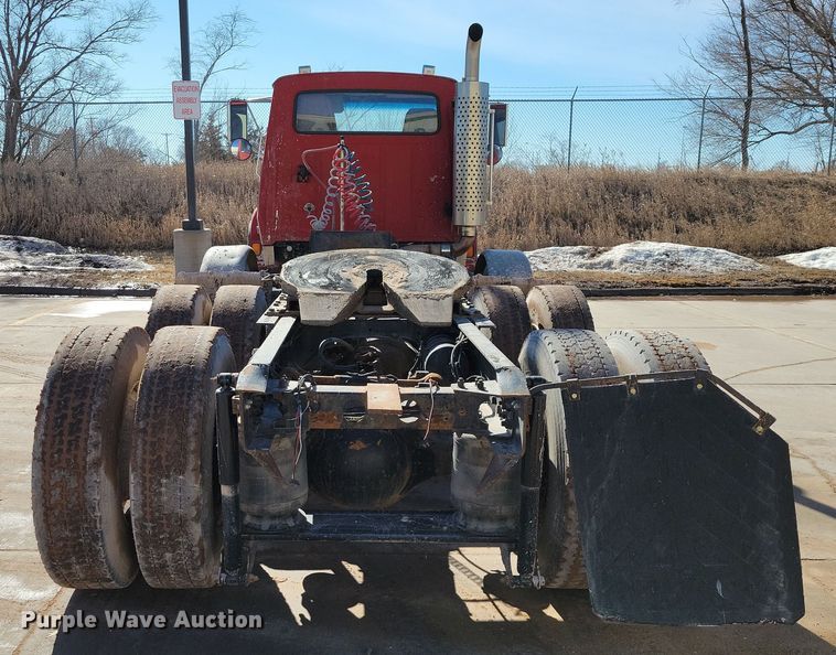 image for item NB9852 1997 Ford L9000 semi truck