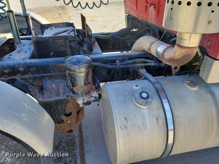 image for item NB9852 1997 Ford L9000 semi truck