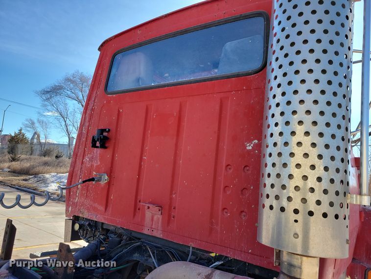 image for item NB9852 1997 Ford L9000 semi truck