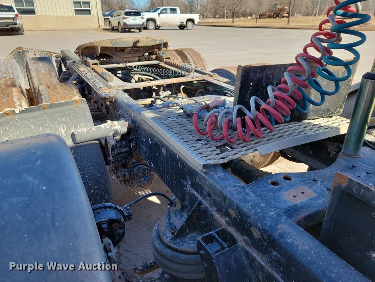 image for item NB9852 1997 Ford L9000 semi truck