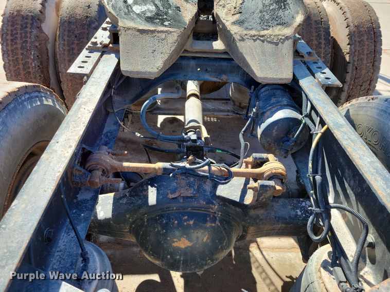 image for item NB9852 1997 Ford L9000 semi truck